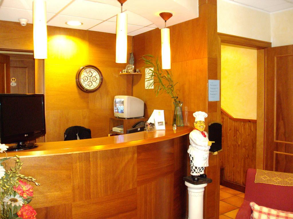 Alins Hostal Montana מראה חיצוני תמונה